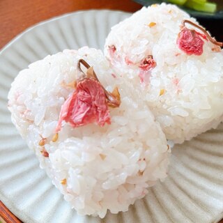 春だ〜！桜おにぎり♡